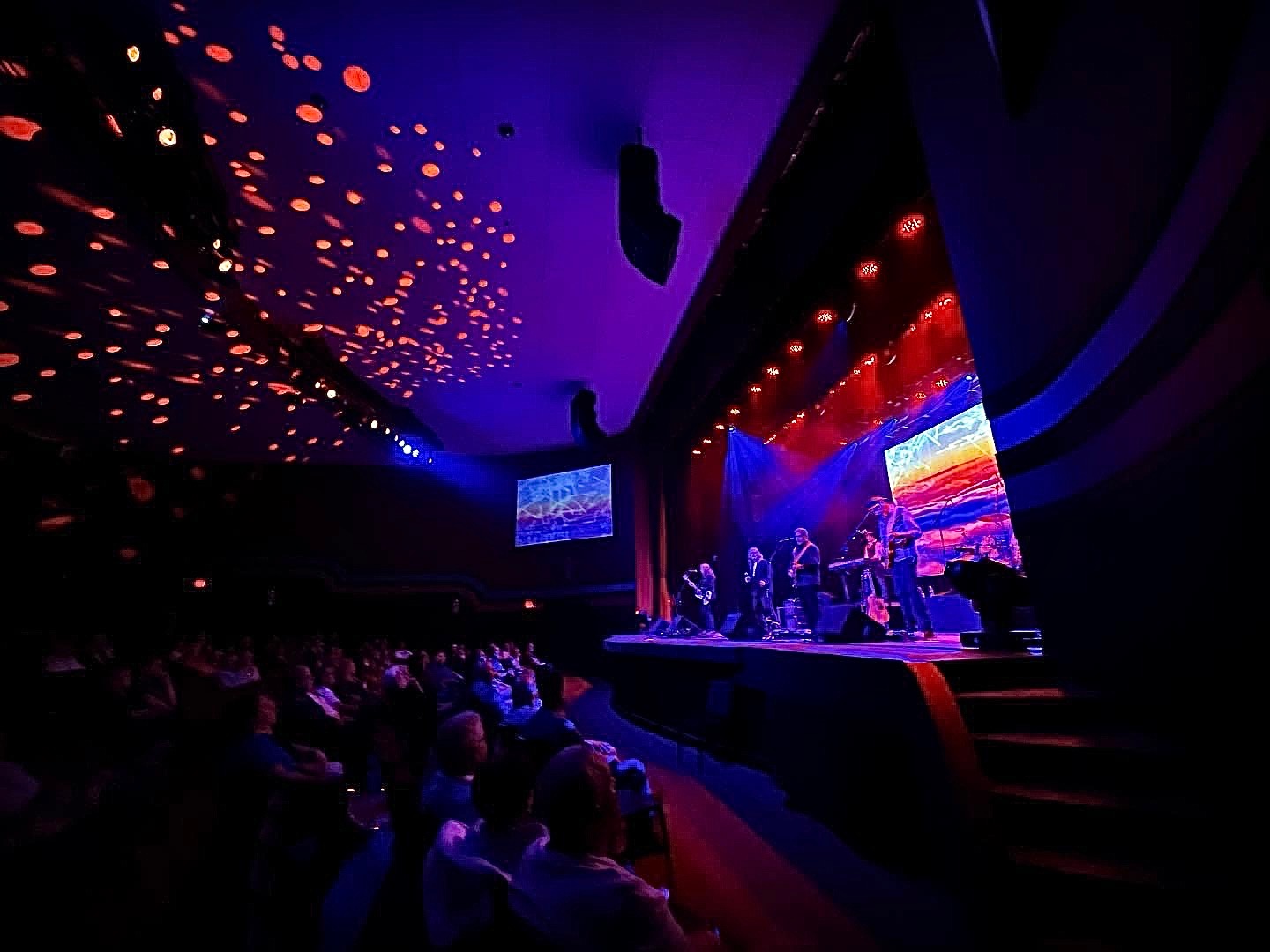 Winslow performing to a packed concert hall